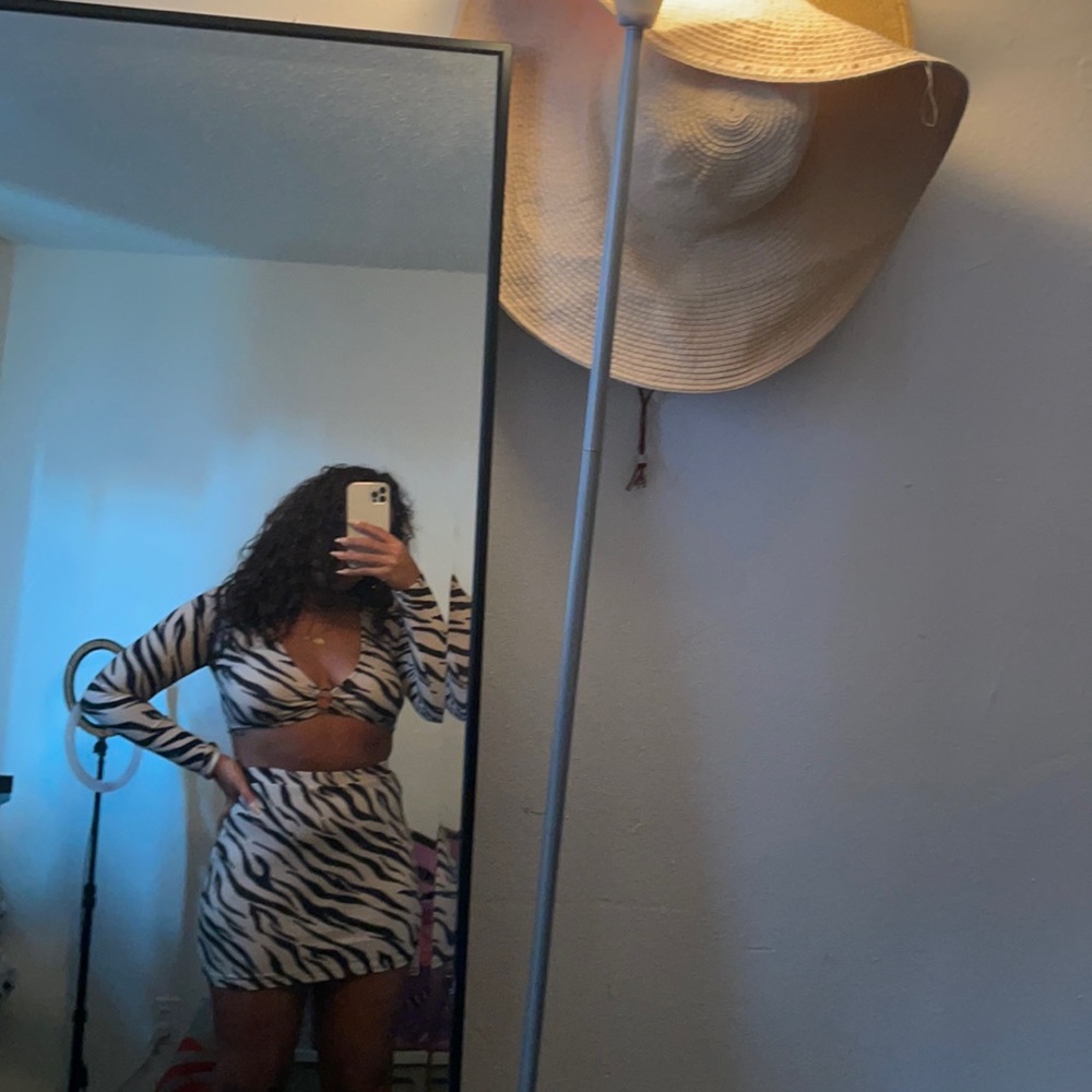 Nude and black zebra set